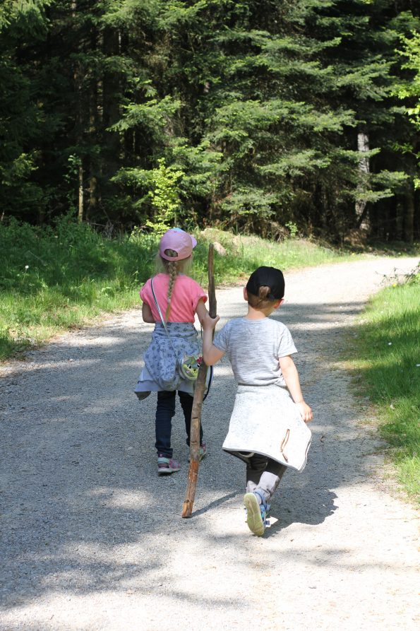 Kinder laufen gemeinsam durch die Natur beim Familienurlaub in Deutschland