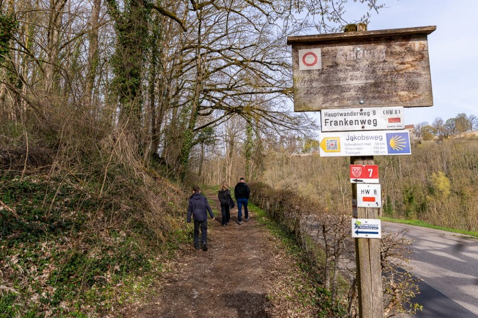 Familie wandert auf dem Frankenweg bei Rothenburg ob der Tauber