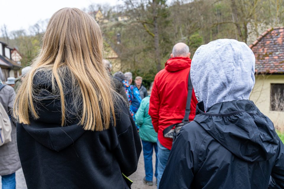 Teilnehmer einer Führung in der Natur rund um Rothenburg ob der Tauber