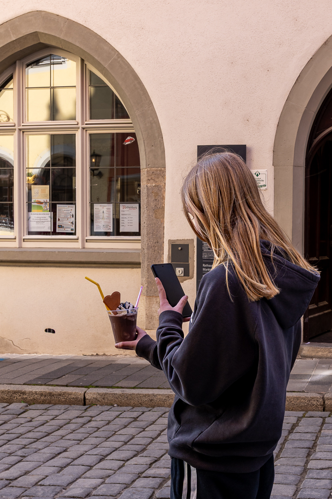 Teenager macht ein Foto von der Eisschokolade in Rothenburg 