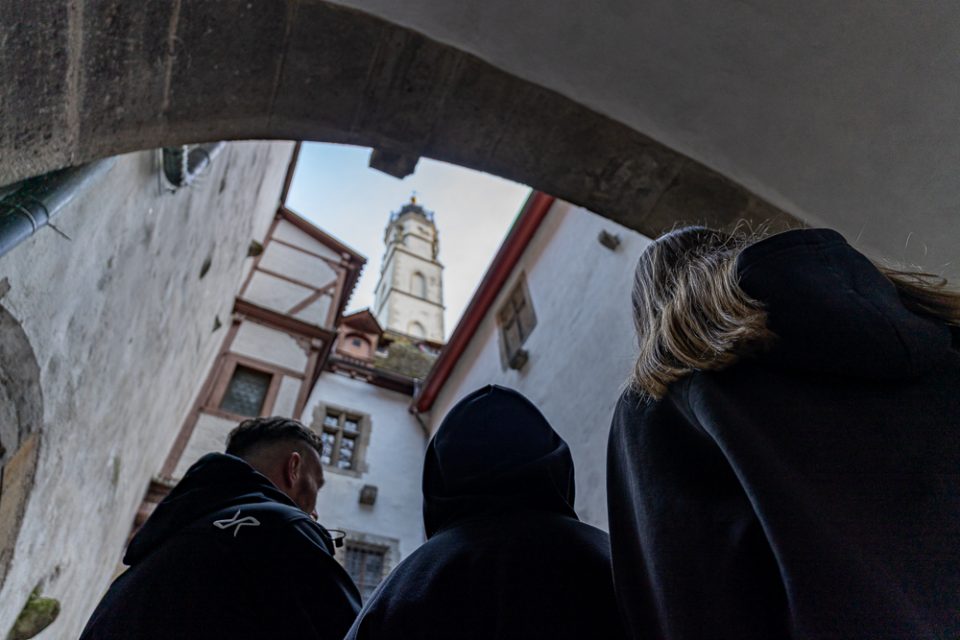Blick aus einer engen Gasse auf den Rathausturm in Rothenburg ob der Tauber