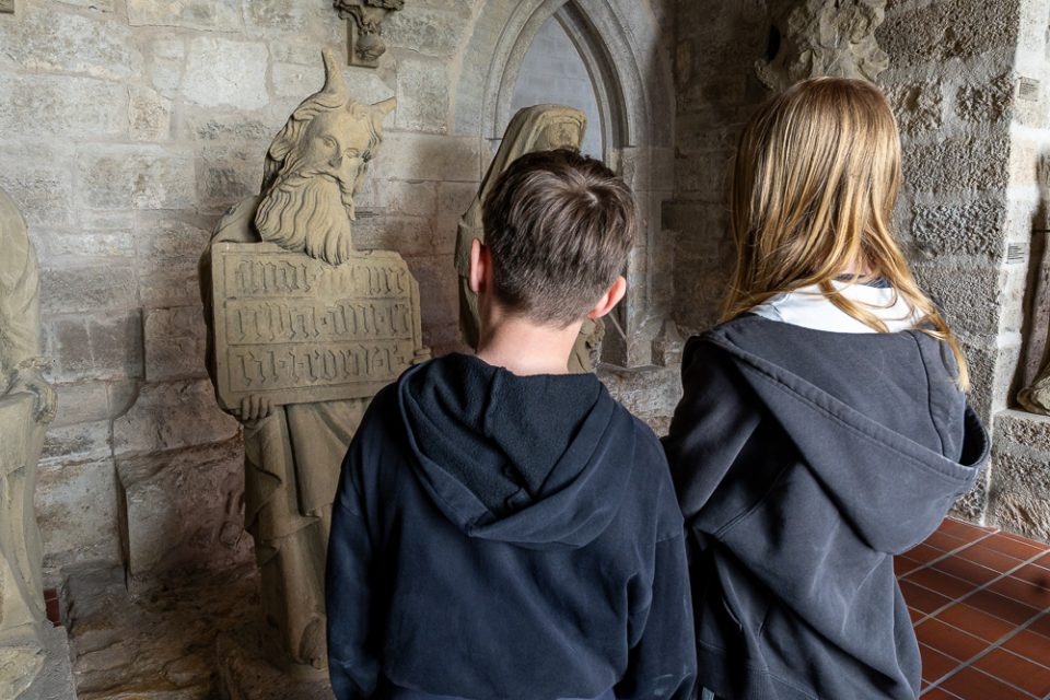 Kinder betrachten historische Figuren im Rothenburg Museum