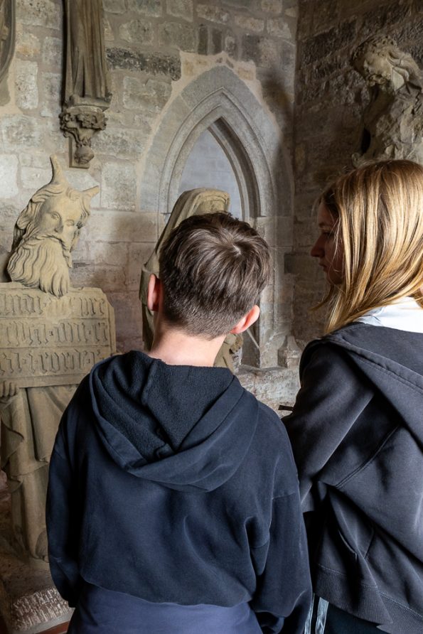 Kinder betrachten historische Figuren im Rothenburg Museum