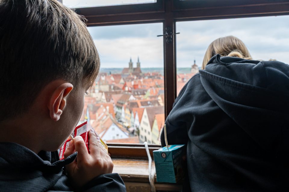 Blick vom Röderturm, Jugendliche schauen aus dem Fenster