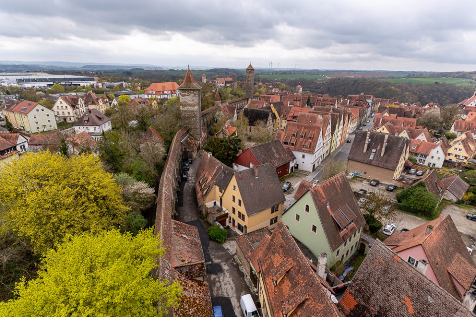 Blick auf die Stadtmauer von Rothenburg ob der Tauber