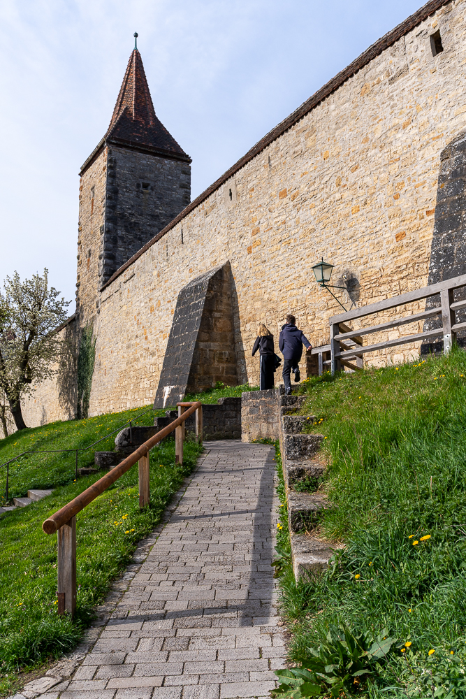 Teenager klettern vor der Stadtmauer in Rothenburg