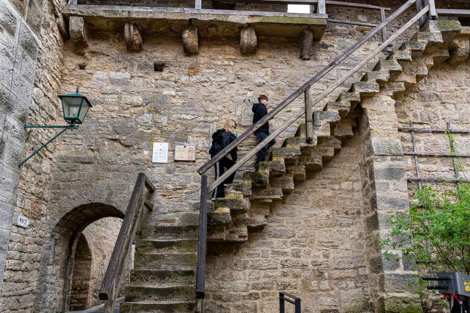 Kinder klettern die Treppe an der Stadtmauer in Rothenburg ob der Tauber hoch