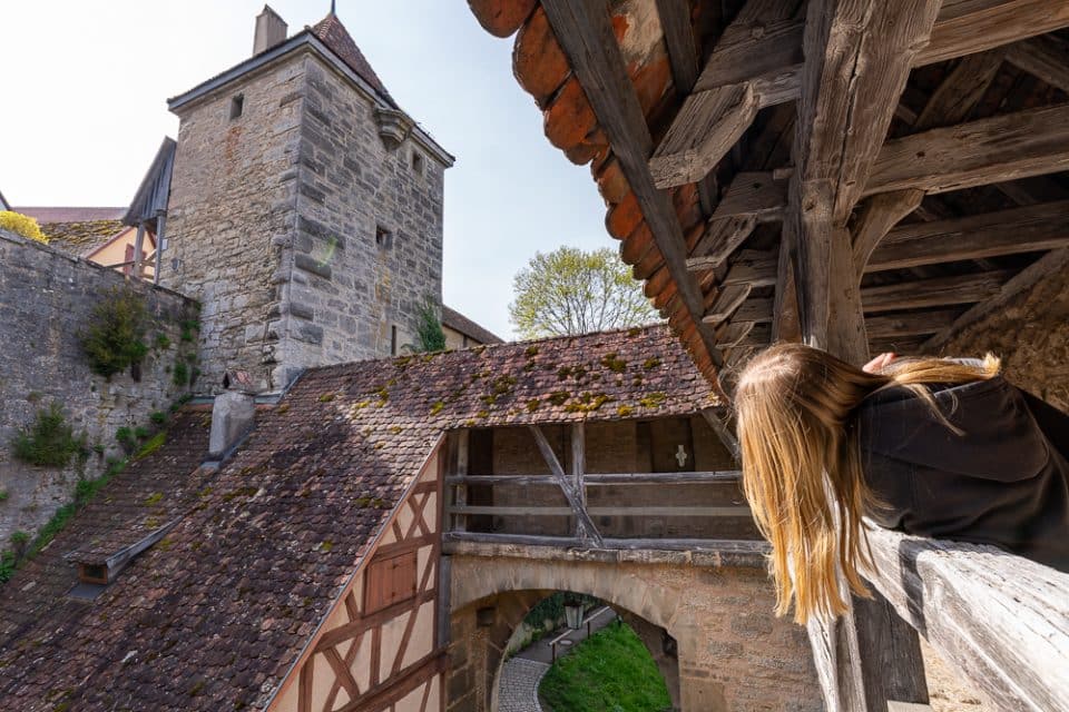 Blick von der Stadtmauer in Rothenburg ob der Tauber mit Turm und Fachwerkhäusern
