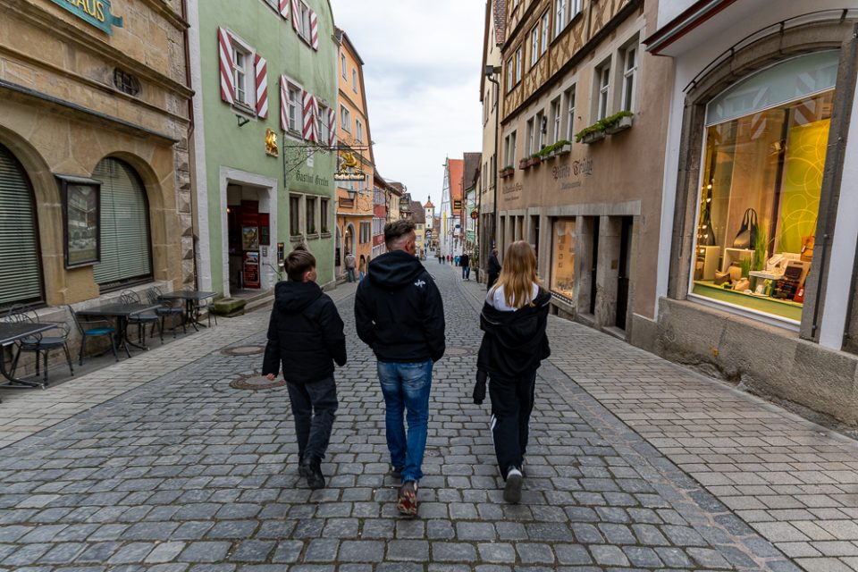 Familie läuft durch die Stadt