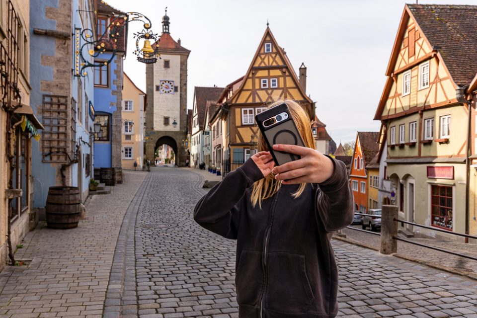 Teenager macht Selfie am Plönlein in Rothenburg ob der Tauber