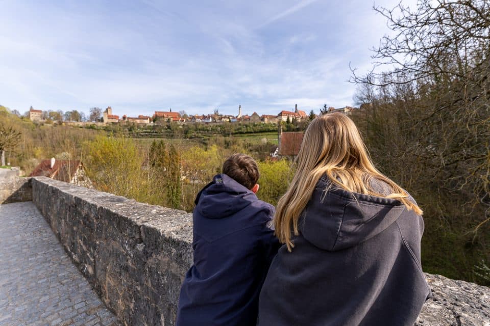 Panorama von Rothenburg ob der Tauber über das Taubertal von der Doppelbrücke aus