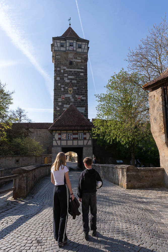 Kinder vor dem Röderturm in Rothenburg ob der Tauber