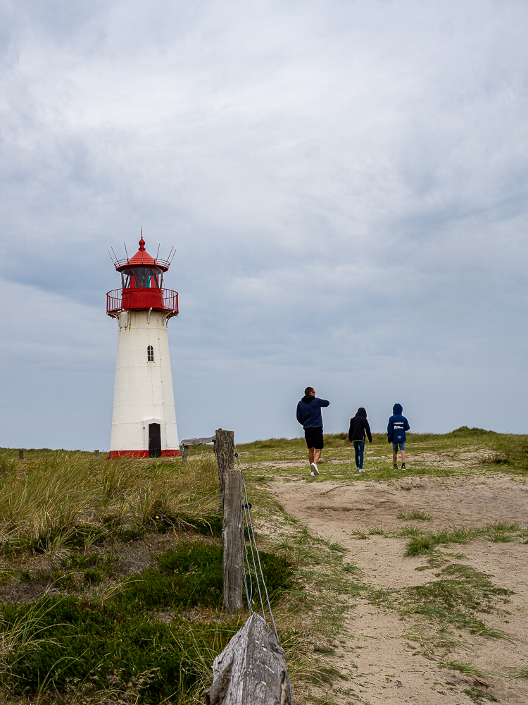 Familie mit Kindern am Leuchtturm auf Sylt beim Kurzurlaub Deutschland