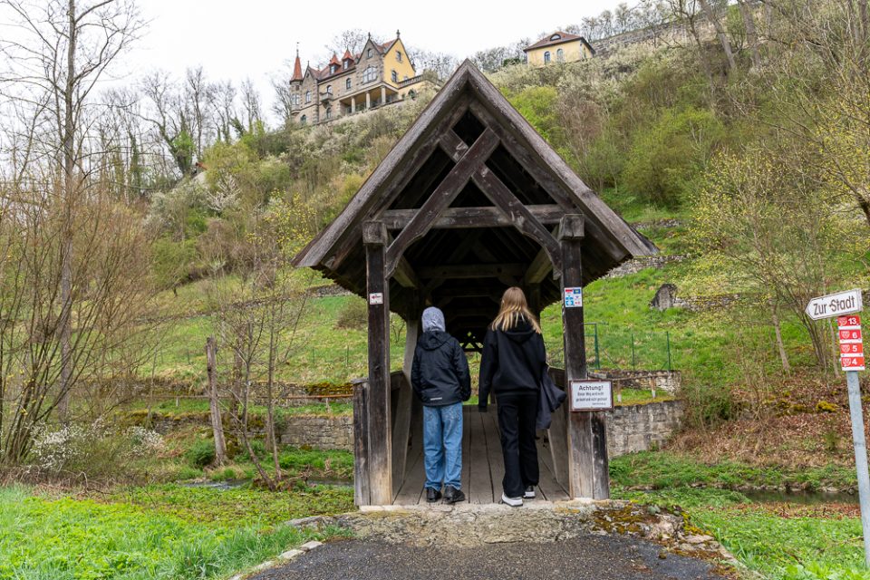 Rothenburg ob der Tauber mit Teenagern, Holzbrücke