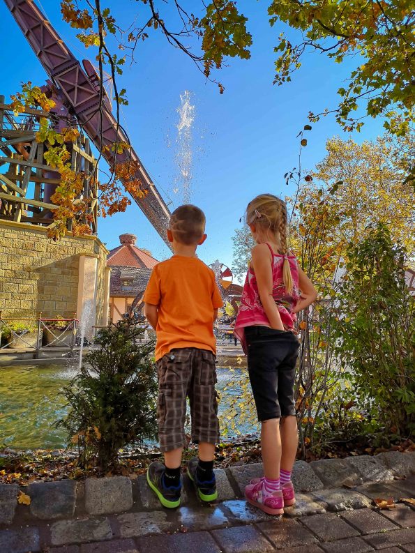Kinder bestaunen die Wasserbahn im Freizeitpark Tripsdrill