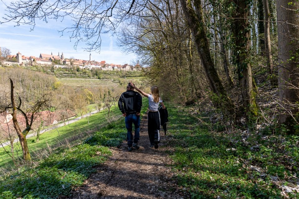 Familie wandert durch das Taubertal bei Rothenburg