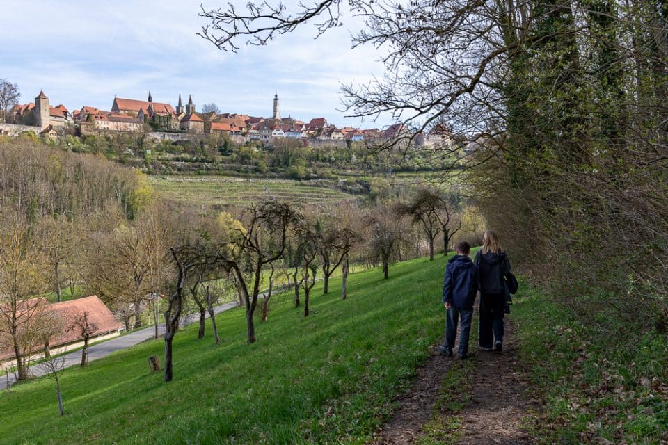 Wanderweg mit Blick auf Rothenburg ob der Tauber und das Taubertal