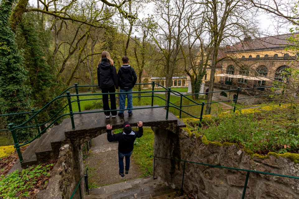 Kinder spielen mit Papa im Wildbad in Rothenburg ob der Tauber