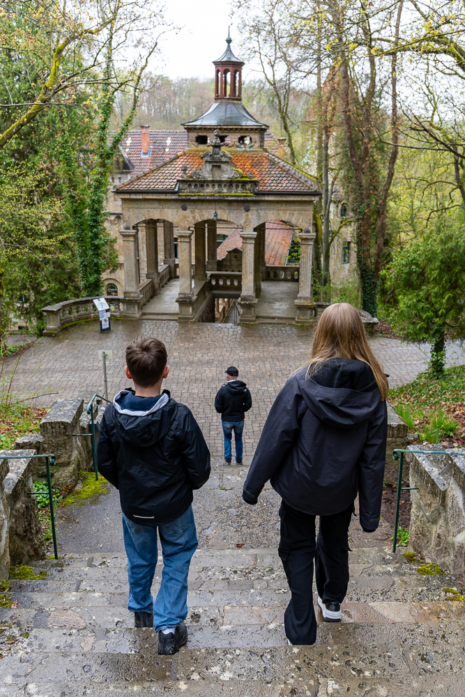 Teenager laufen die Treppe zum Wildbad in Rothenburg runter