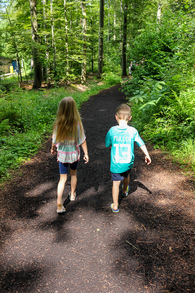 Kinder im Barfußpark in Dornstetten