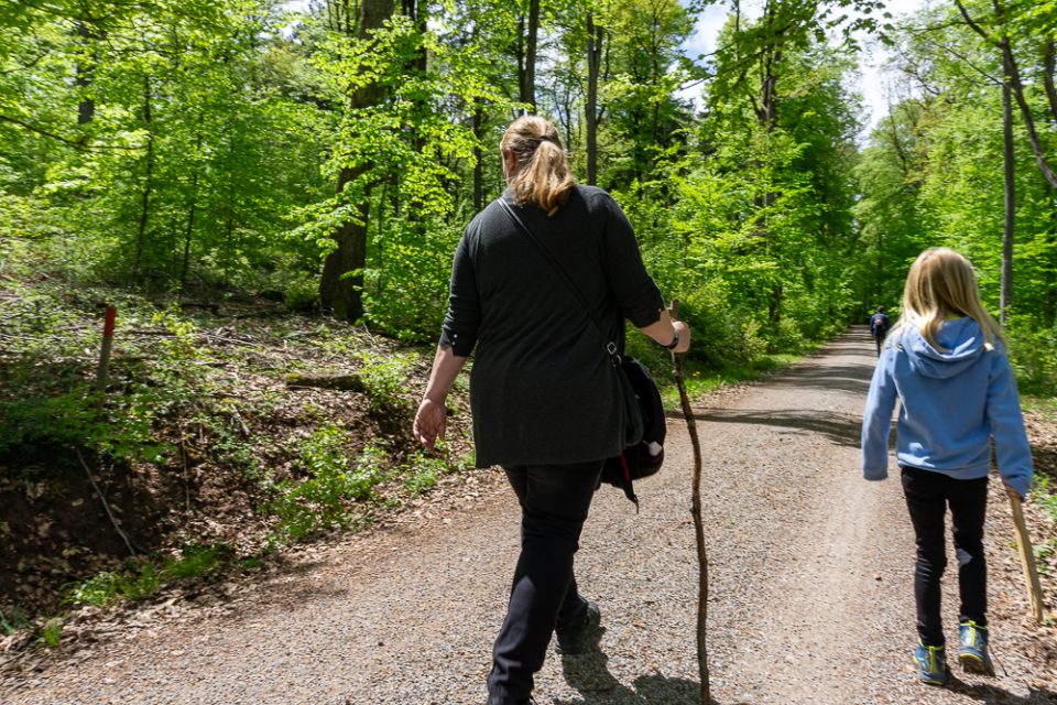 Familie wandert durch den Schwarzwald