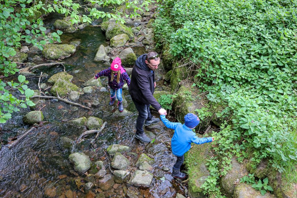 Mit Papa über Stock und Stein in der Monbachtalschlucht