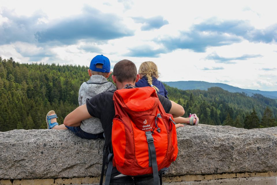 Familie genießt die Aussicht auf die Schwarzenbach Talsperre