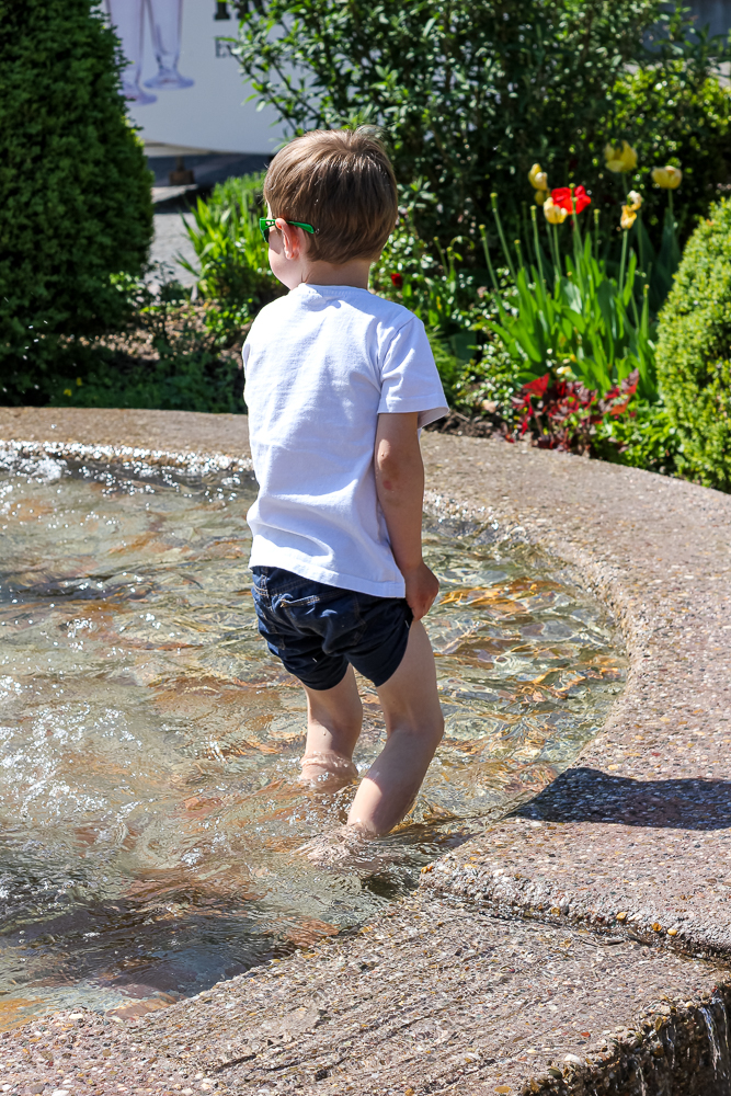 Abkühlung im Brunnen im Kurpark Bad Liebenzell
