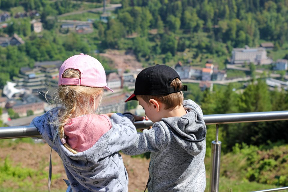 Kinder blicken auf Bad Wildbad - Schwarzwald mit Kindern