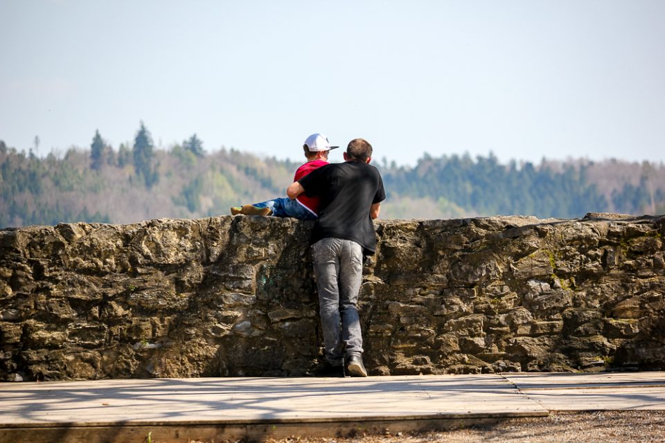 Papa und Sohn genießen die Aussicht auf Nagold von der Burgruine Nagold aus