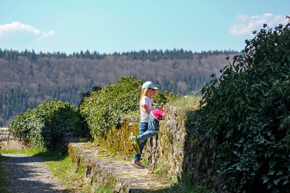 Kinder an der Burgruine Nagold