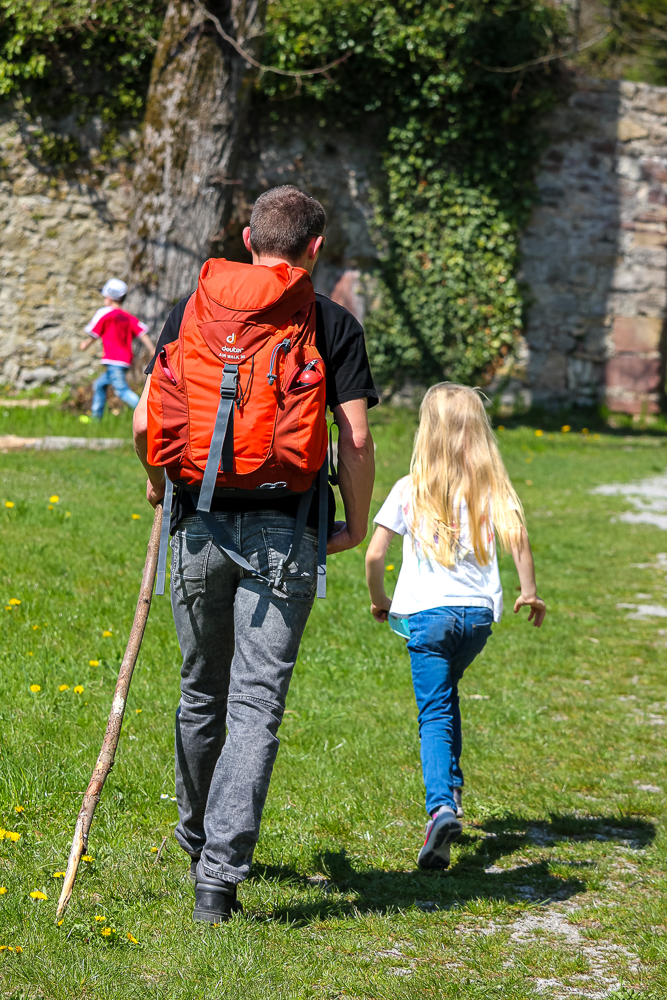 Papa und Tochter wandern im Schwarzwald