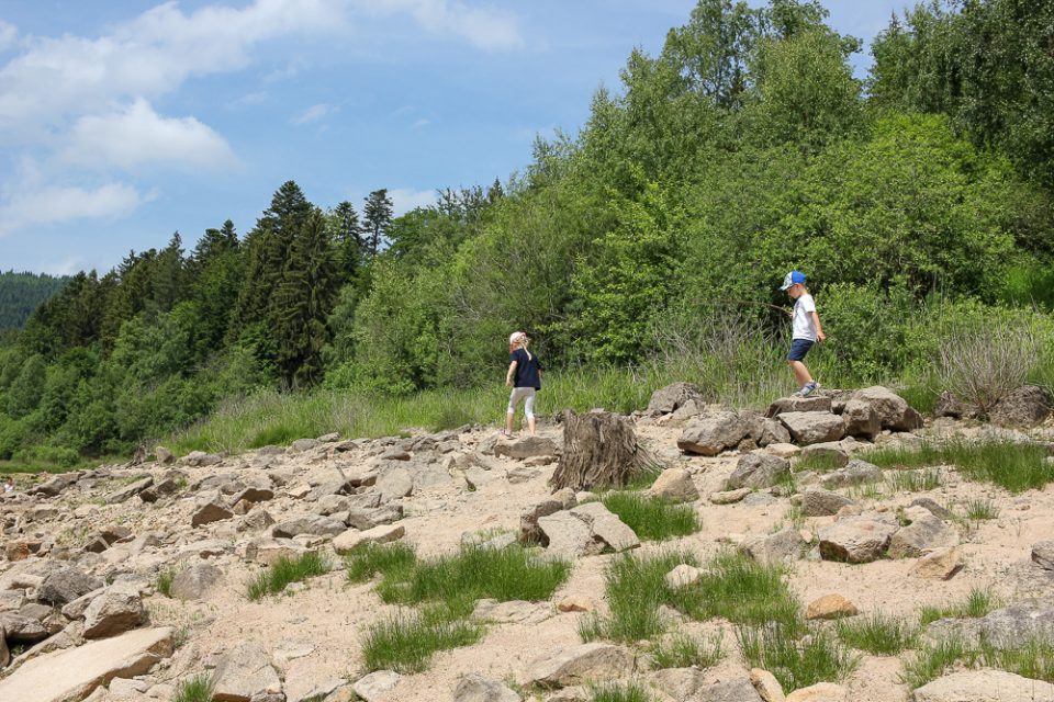 Schwarzwald mit Kindern - Schwarzenbachtalsperre - Kinder spielen