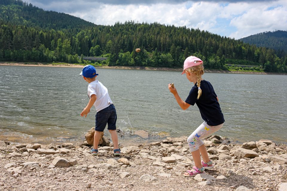Kinder an der Schwarzenbachtalsperre