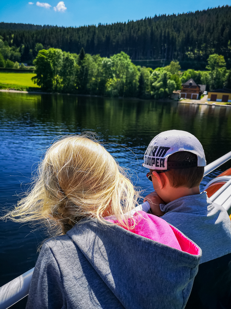 Bootsfahrt mit Kindern auf dem Titisee