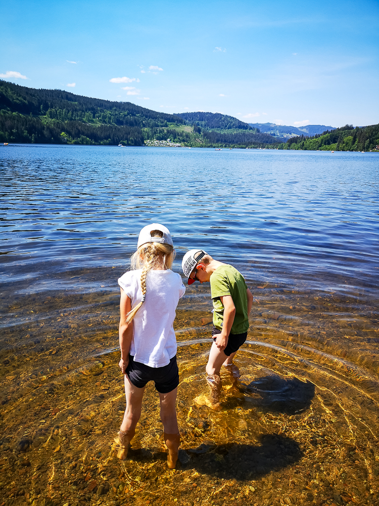 Abkühlung im Titisee, Schwarzwald mit Kindern