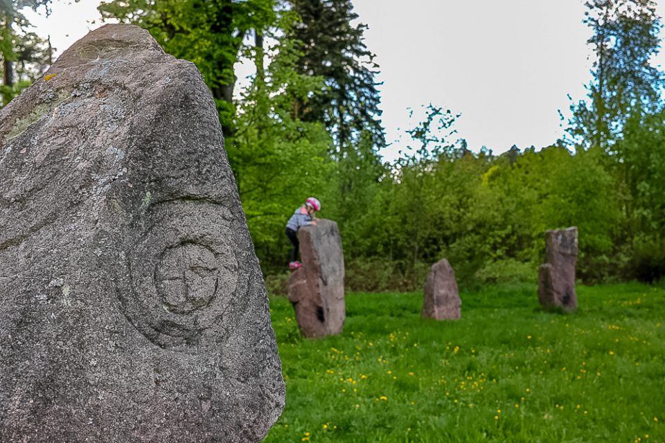 Steinkreis in Schömberg _ Kinder klettern beim Ausflug im Schwarzwald
