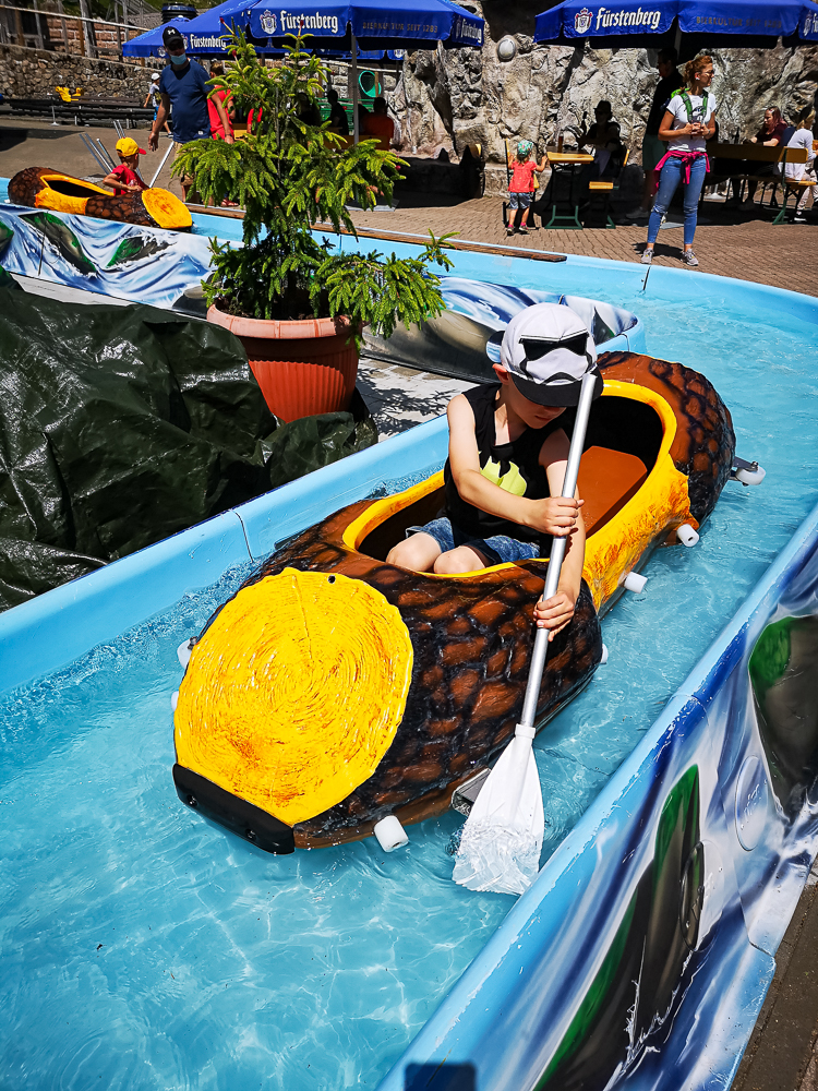 Spaß beim Bootfahren im Steinwasenpark im Schwarzwald