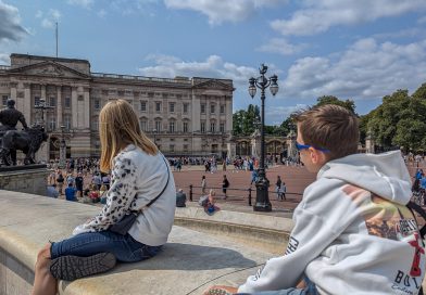 Familie vor dem Buckingham Palace in London in 4 Stunden