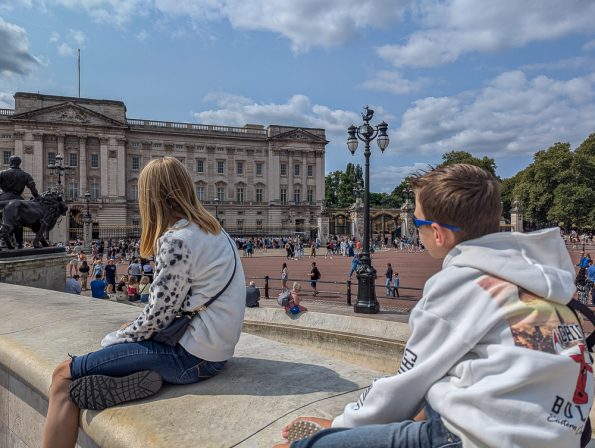 Familie vor dem Buckingham Palace in London in 4 Stunden