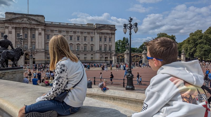 Familie vor dem Buckingham Palace in London in 4 Stunden