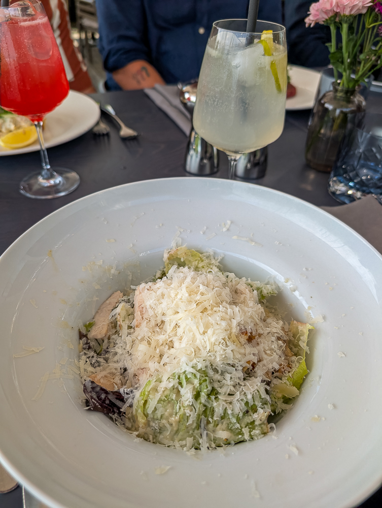 Salat mit Parmesan beim Mittagessen im 2960 ADDRESS in Rungsted