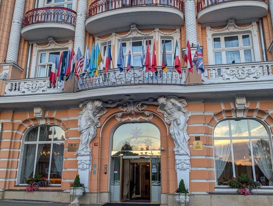 Eingan des Ensana Hotel Hvezda