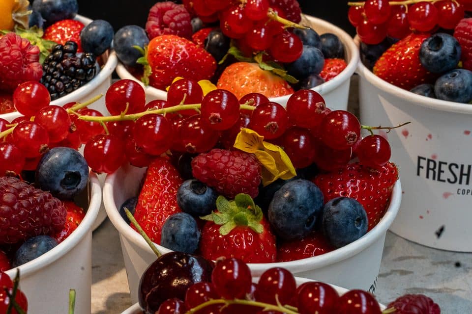 Frische Beeren an einem Stand der Torvehallerne in Kopenhagen