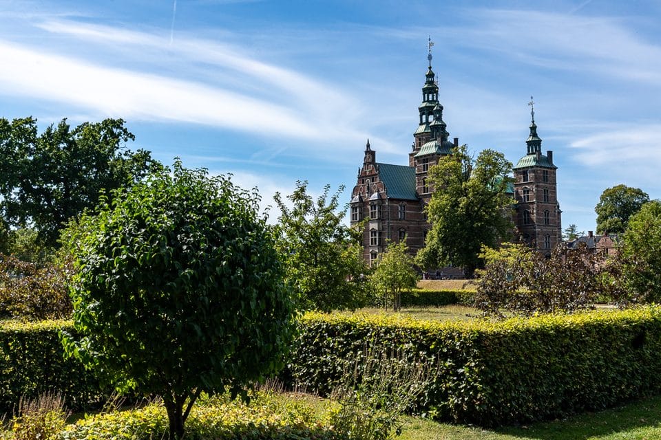 Blick durch den Kongens Have auf Schloss Rosenborg in Kopenhagen