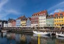 Blick auf den Nyhavn mit bunten Häusern und historischen Schiffen in Kopenhagen