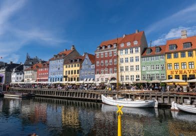 Blick auf den Nyhavn mit bunten Häusern und historischen Schiffen in Kopenhagen