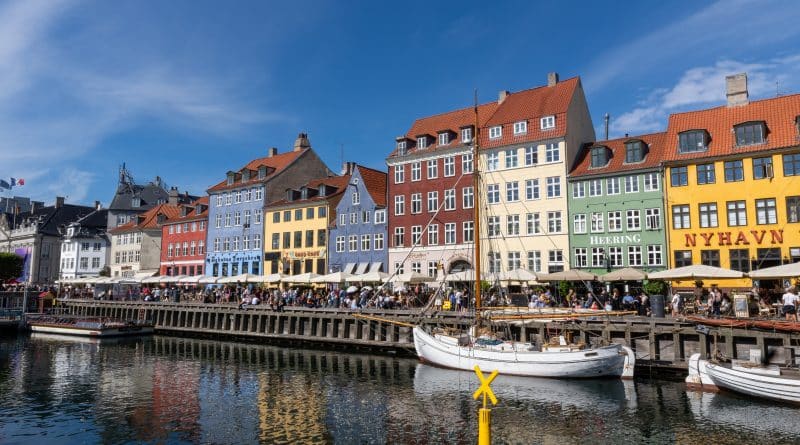 Blick auf den Nyhavn mit bunten Häusern und historischen Schiffen in Kopenhagen