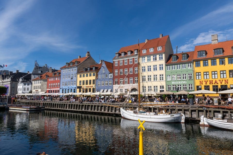 Blick auf den Nyhavn mit bunten Häusern und historischen Schiffen in Kopenhagen