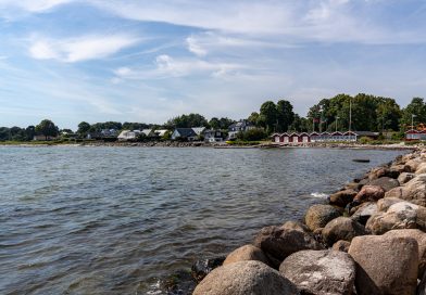 Küste in Nordseeland in Dänemark mit Meer und Badehäuschen